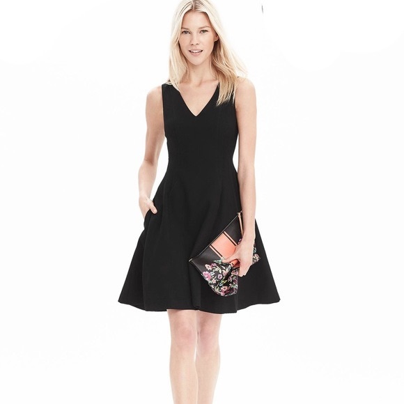 Banana Republic Dresses & Skirts - NWT Banana Republic black fit & flare v-neck dress with stretch